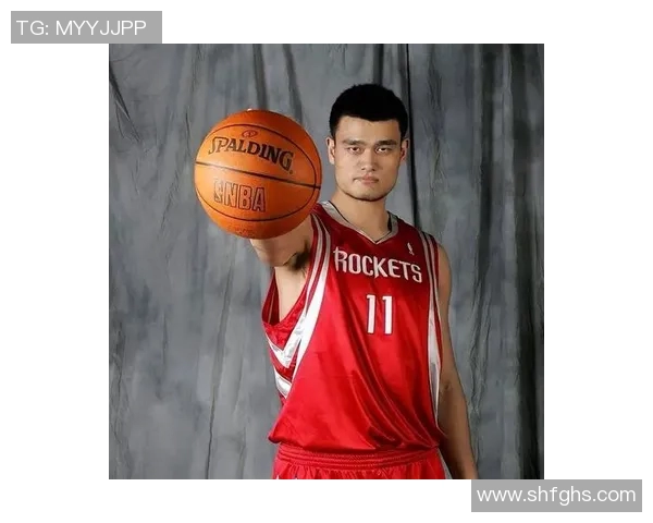 姚明在篮球场上如何巧妙地调侃新人展现幽默风采