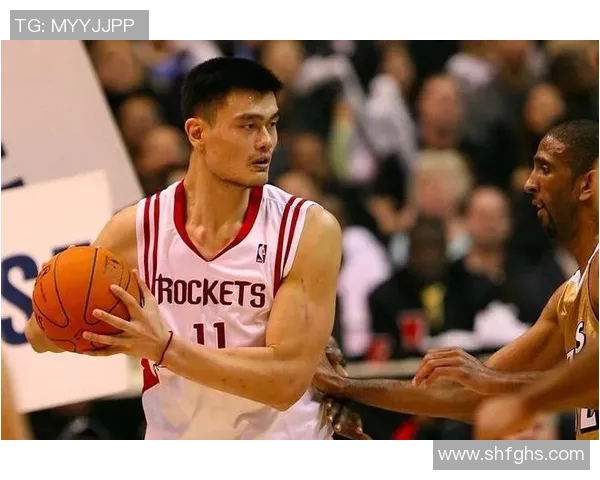 张伯伦与姚明的喝水时刻：跨越时代的篮球传奇对话