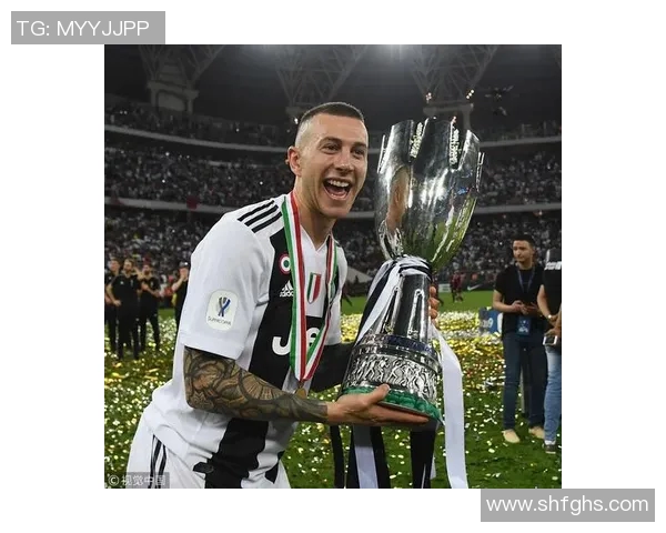 足球明星荣耀时刻捧奖杯的精彩瞬间展现无尽激情与梦想追逐