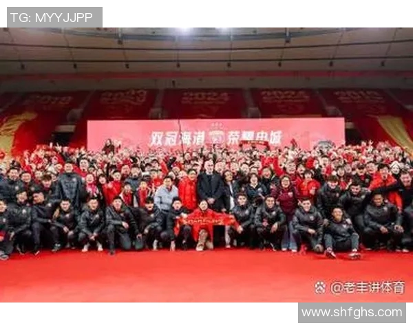 退役足球明星们重聚欢庆昔日辉煌时刻的温馨合影分享 退役足球明星们重聚欢庆昔日辉煌时刻的温馨合影分享