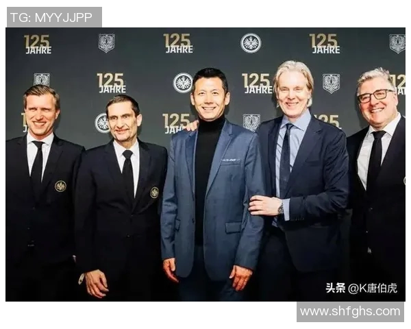 前锋足球明星精彩合影高清呈现展现球场风采与团队精神