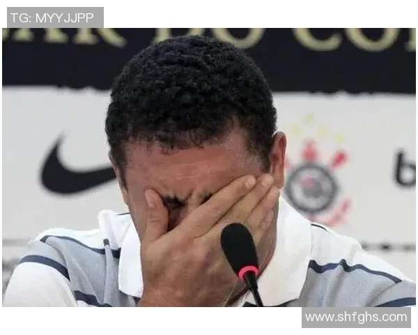 足球明星因争执打孩子手机引发热议家长和球迷反应不一