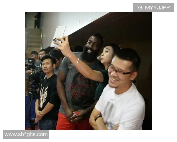 哈登与足球明星亲密合影展现体育界友谊与合作的精彩瞬间