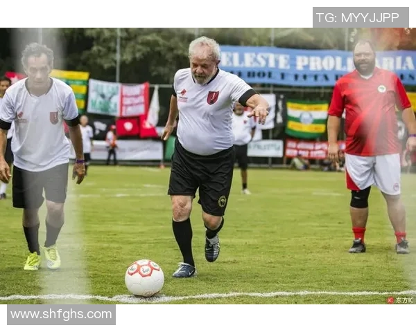 足球明星街头秀技艺与热情引发路人围观踢球乐趣无限